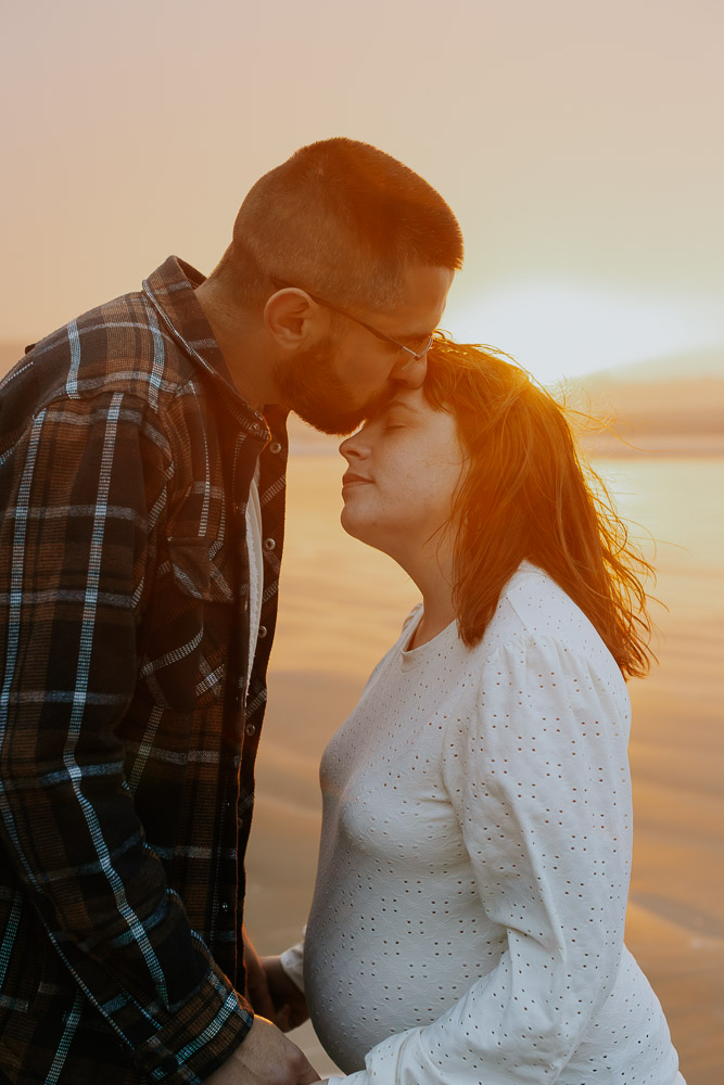bisous sur le front couple romantique dans le coucher de soleil a la plage