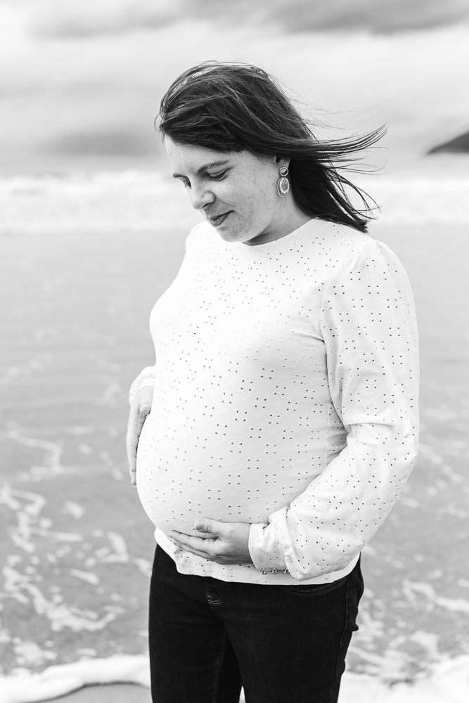 portrait femme enceinte noir et blanc a la plage delicat et sensible