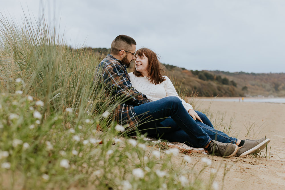 moment calin dans les dunes plage couple