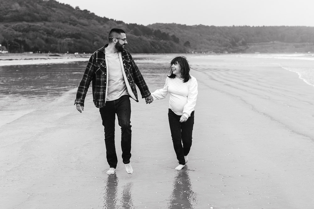 petite balade a la plage main dans la main joie et plaisir detre ensemble