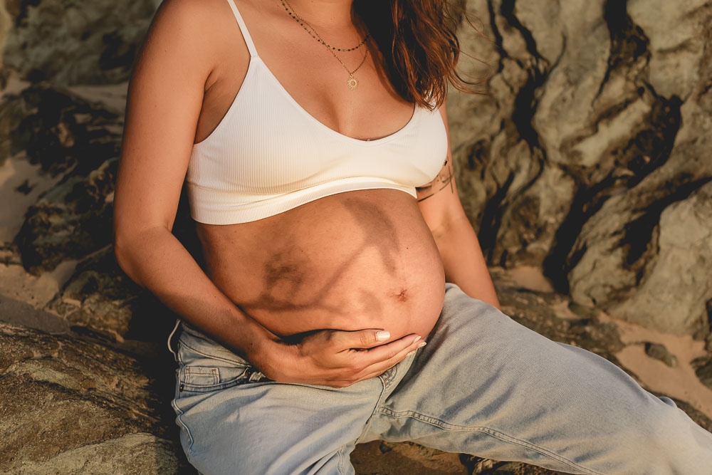 ombre porté sur le ventre d'une femme enceinte délicat et creatif