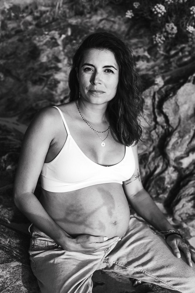 femme enceinte serieuse en noir et blanc regard percant