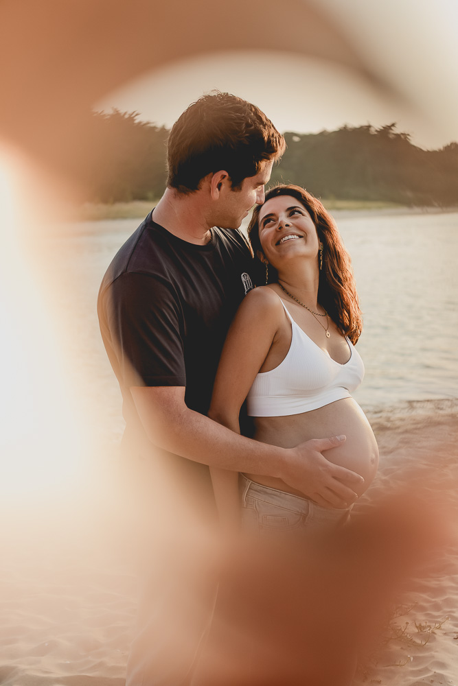 photo de couple creative a la plage, regard tendre grossesse plage coucher de soleil plestin