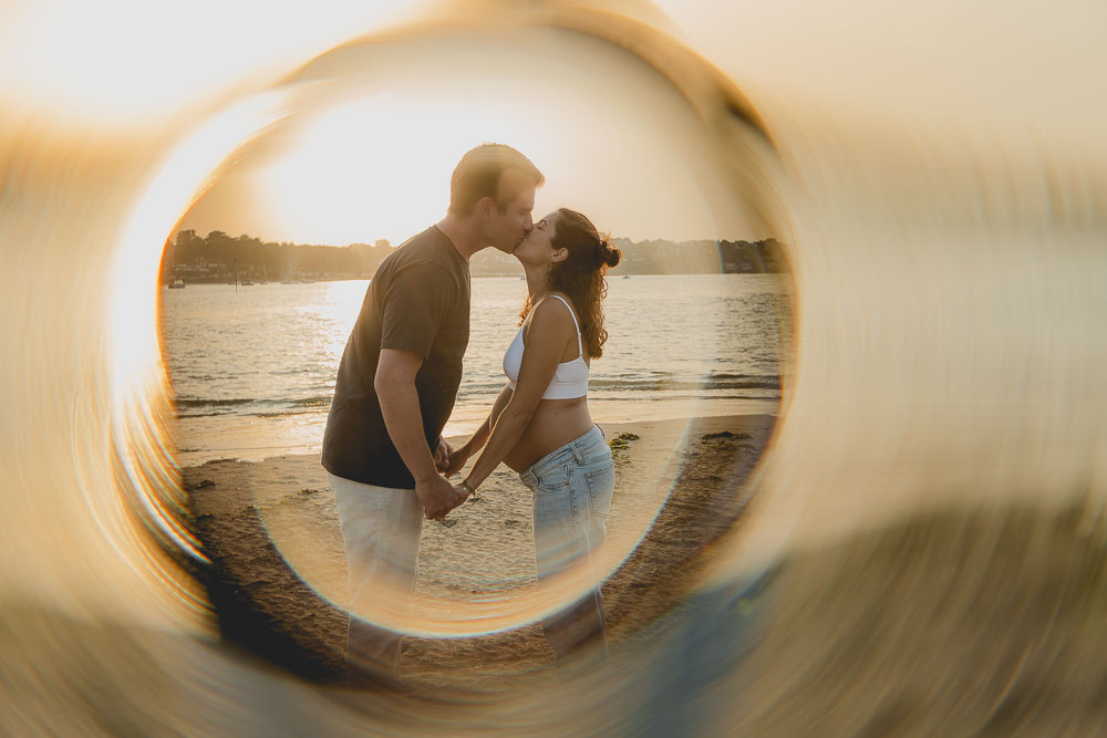 photo creative plage couple grossesse coucher de soleil bretagne