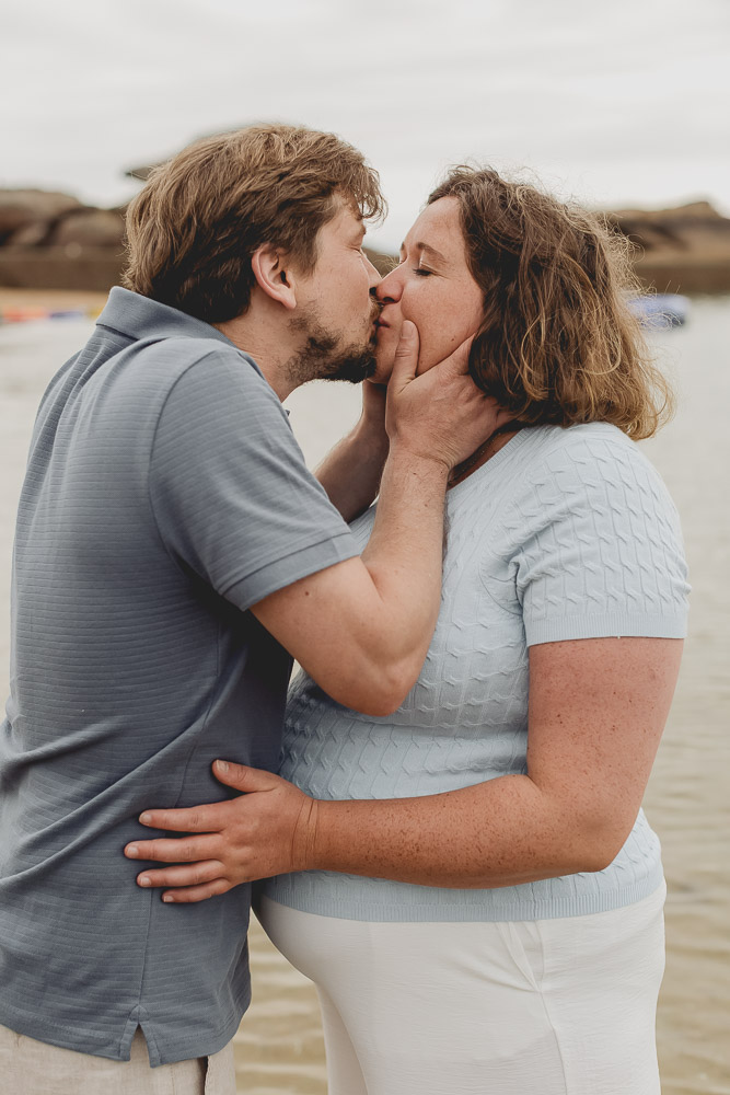 couple amoureux s'embrasse avec passion a la plage