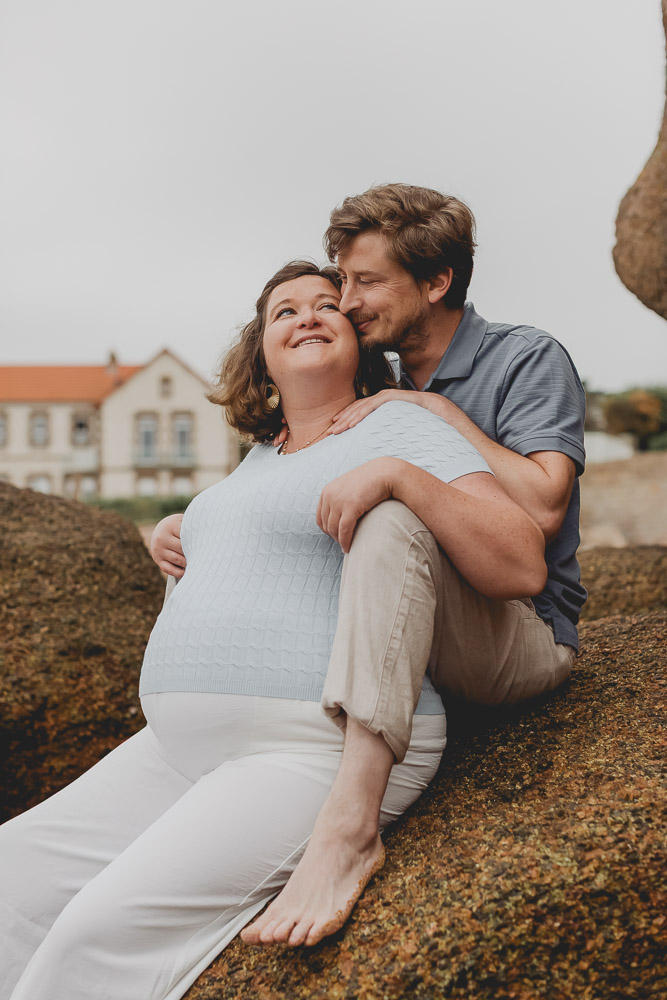 moment tendre en couple a la plage bisous