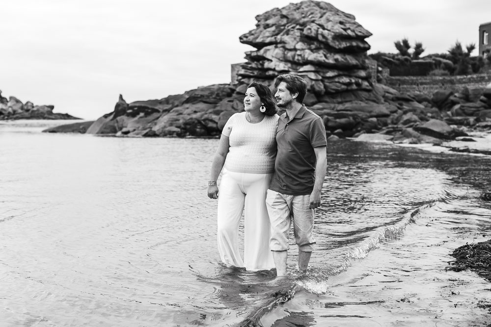 couple femme enceinte marche dans l'eau détente et complicité