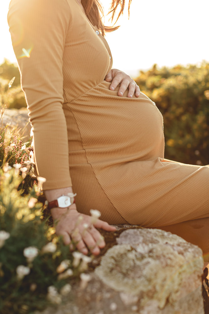 femme enceinte ventre de grossesse au milieu des fleurs