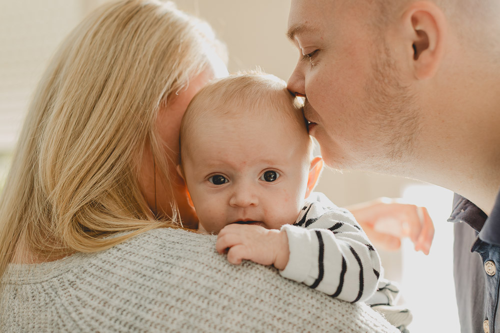 bebe dans les bras bisous tendresse