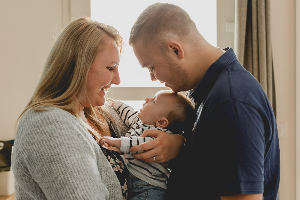 moment calin avec bebe dans les bras de ses parents