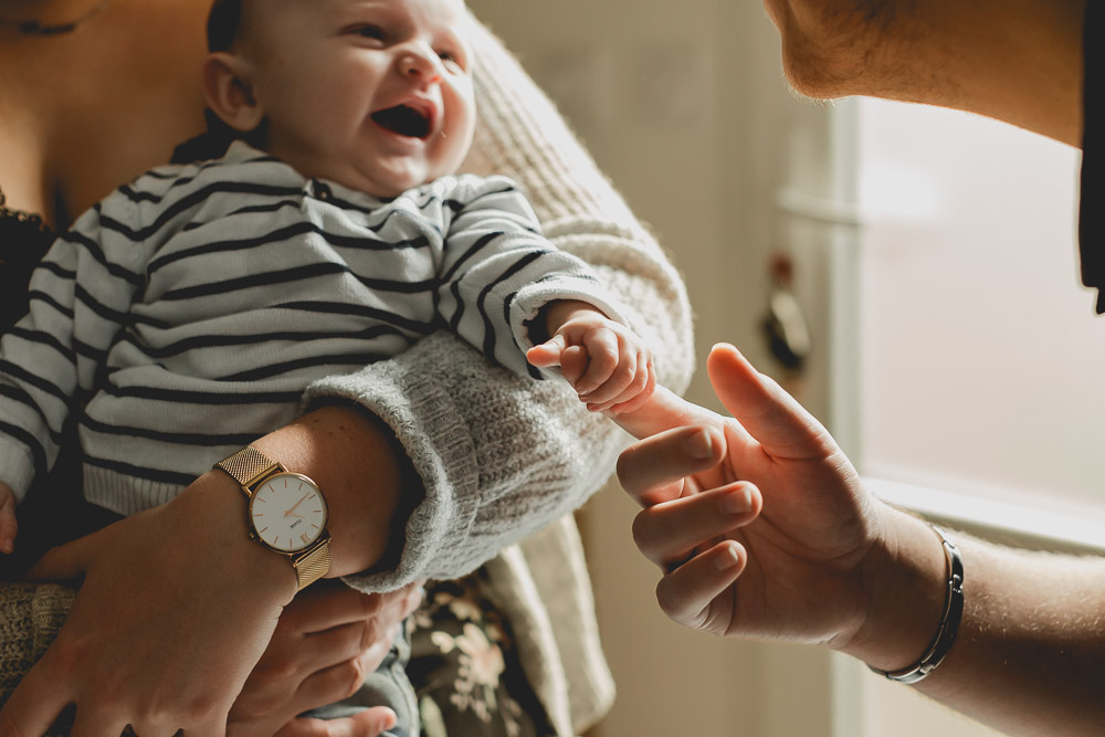 moment de rire avec bébé lifestyle