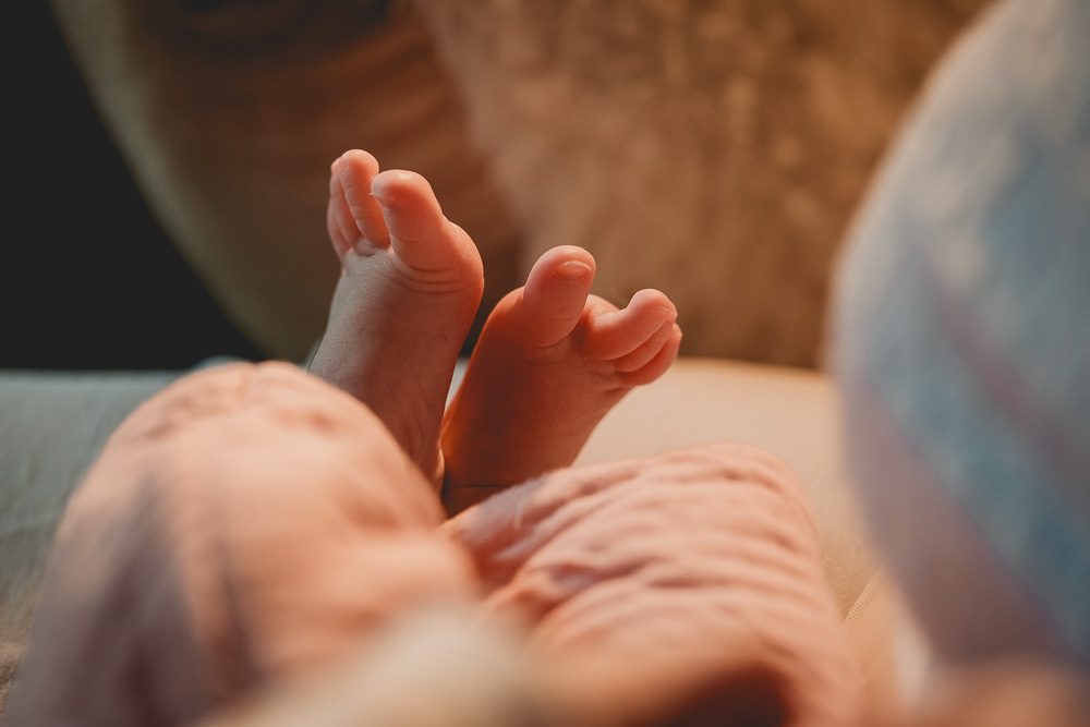 photographie de petits pieds de bébé détail mignon