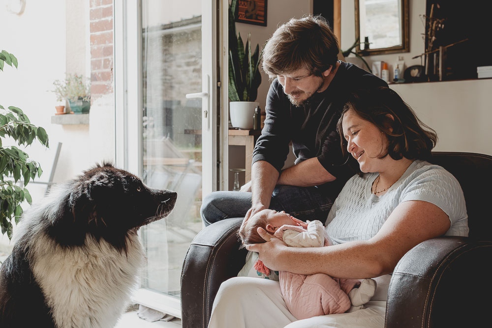 famille reunie dans le salon pour un moment calin avec bébé