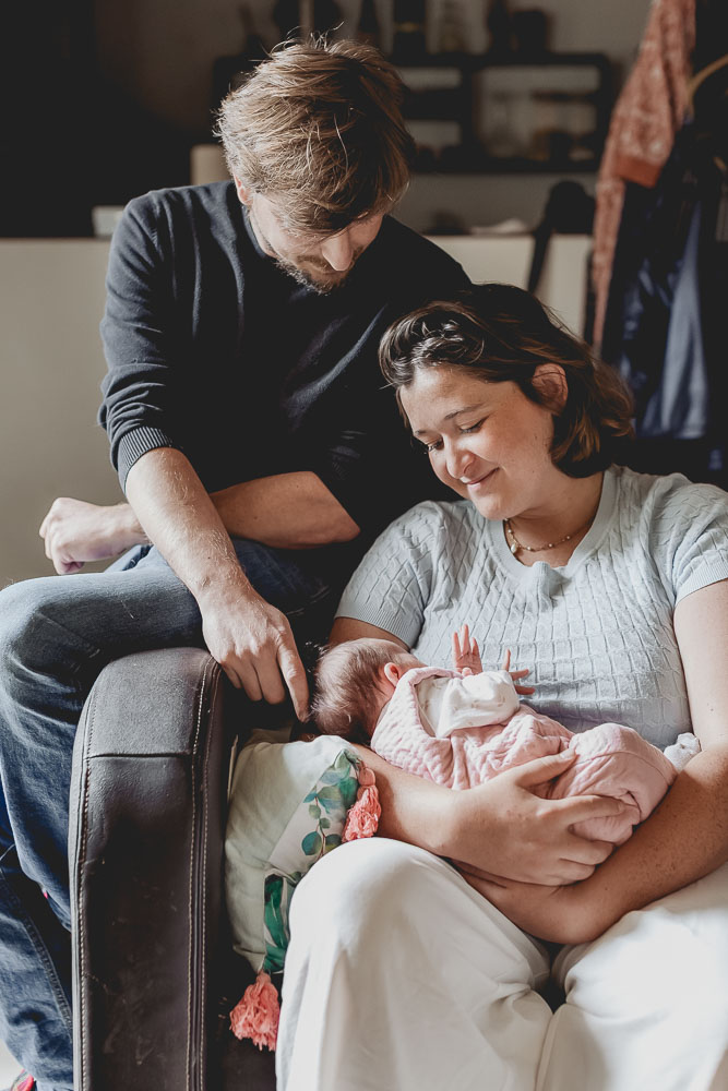portrait de famille avec nouveau nez dans le canapé a la maison