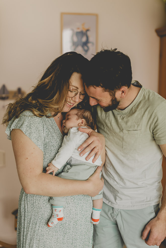 parents avec leur bébé dans les bras