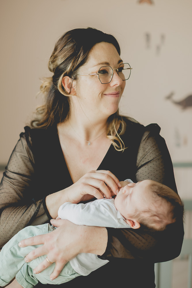 femme heureuse avec son bébé dans les bras