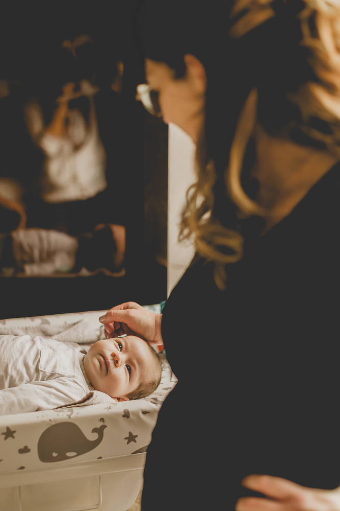 bébé regarde sa maman avec tendresse