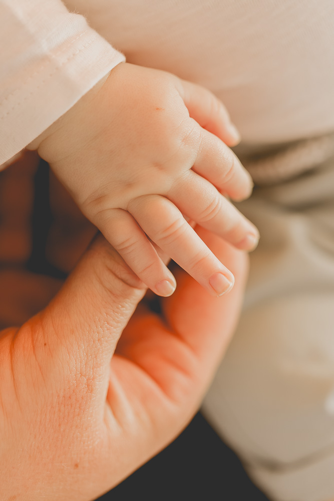 details mains de bebe seance photo naissance a domicile lannion