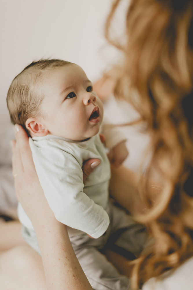 bébé n'a les yeux que pour sa maman, regard tendre details photographie naissance