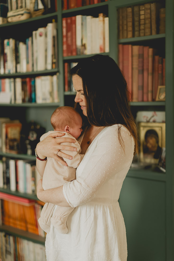 bebe dans les bras de sa maman, moment de tendresse