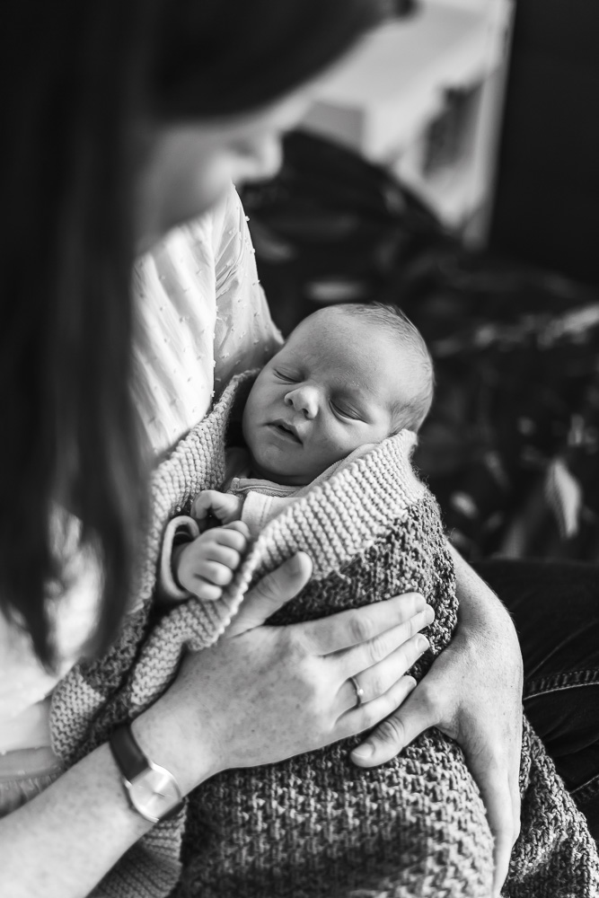 bébé dans les bras avec sa couverture