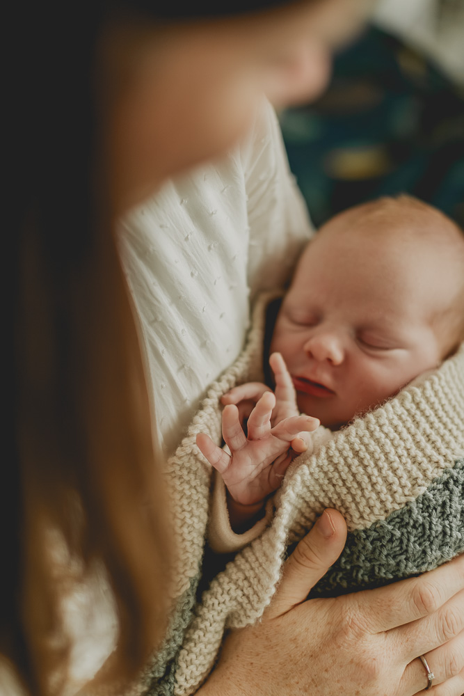 les petites mains de bébé qui s'agitent