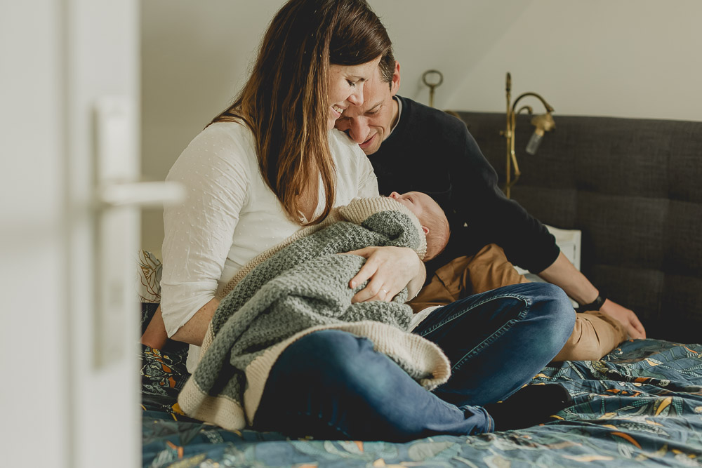 moment de tendresse avec bébé sur le lit naturel lifestyle