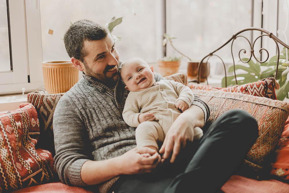 bebe rigole avec son papa moment de partage a la maison