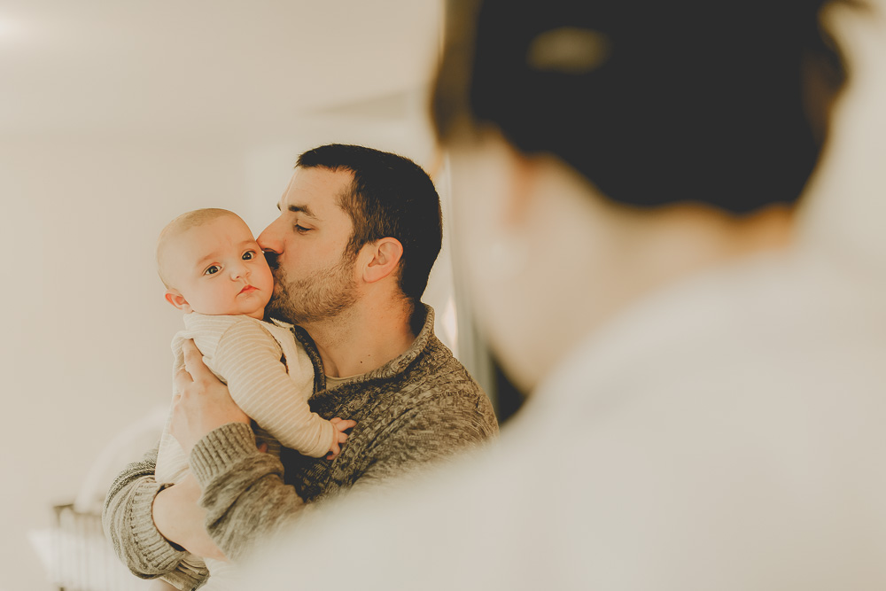 bisous de papa a bébé seance naissance a domicile plestin les greves