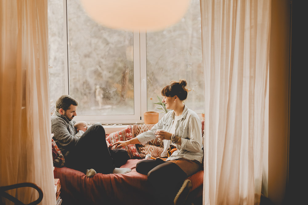 moment en famille avec bébé dans le canapé lifestyle