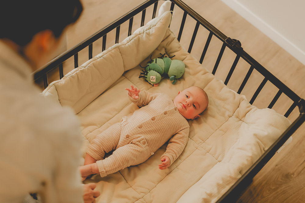 bébé allongé passe un moment d'éveil avec sa maman