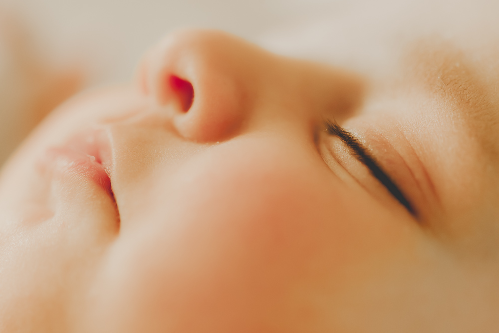 details photographie de bebe, petit nez, petit yeux, petite bouche