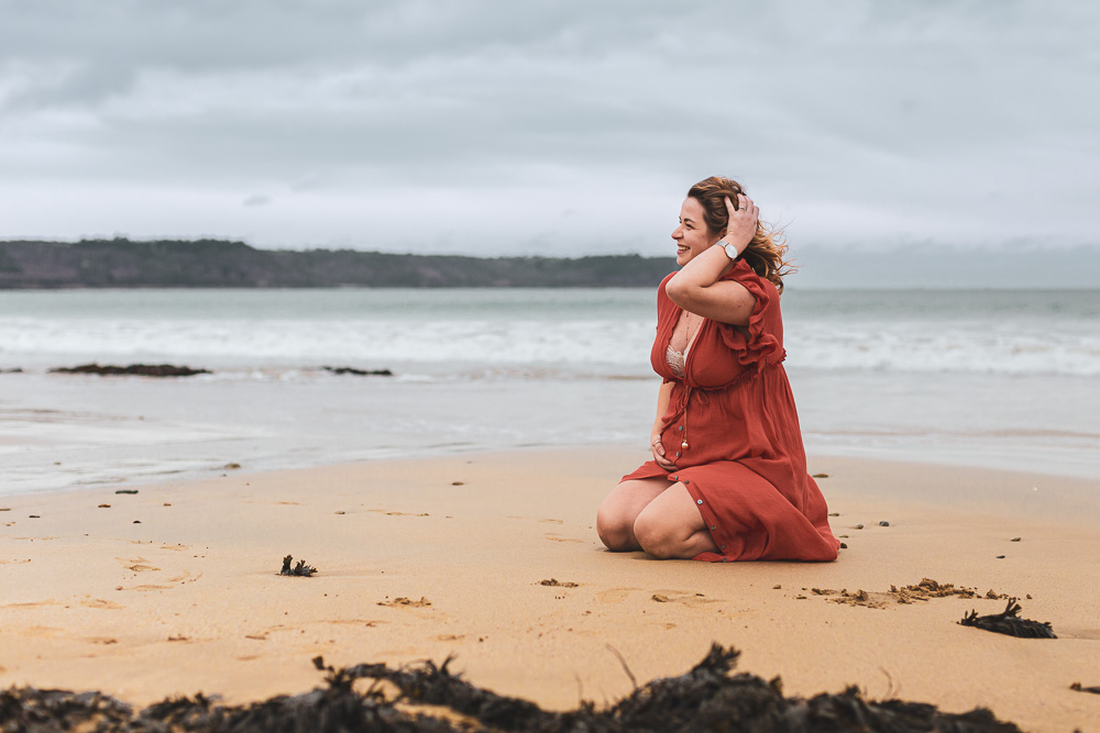 portrait femme enceinte joyeuse et magnifique a la plage naturelle