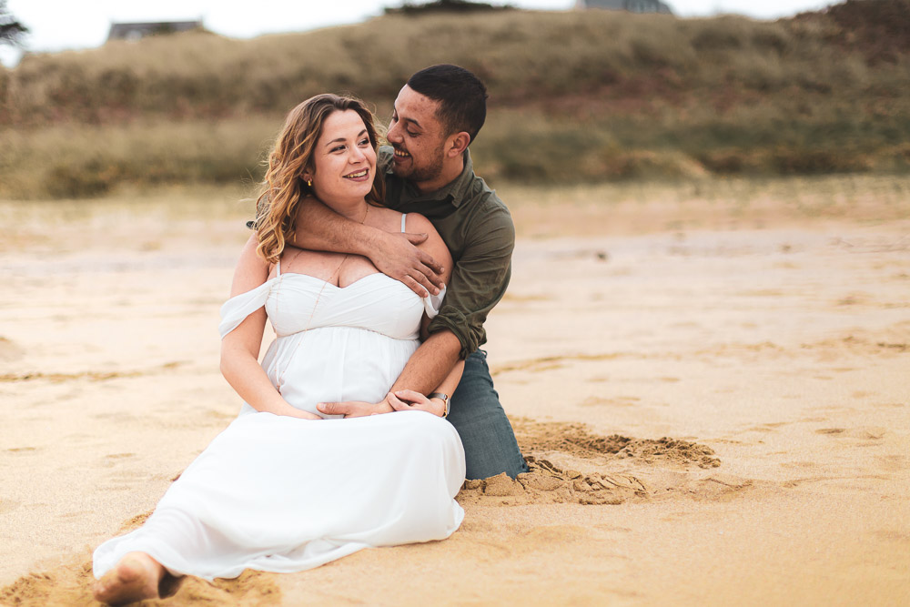 couple enlacé dans le sable grosses complice