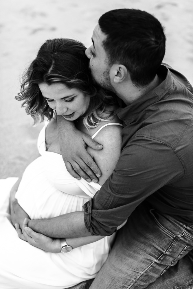 couple enlacé a la plage romantique