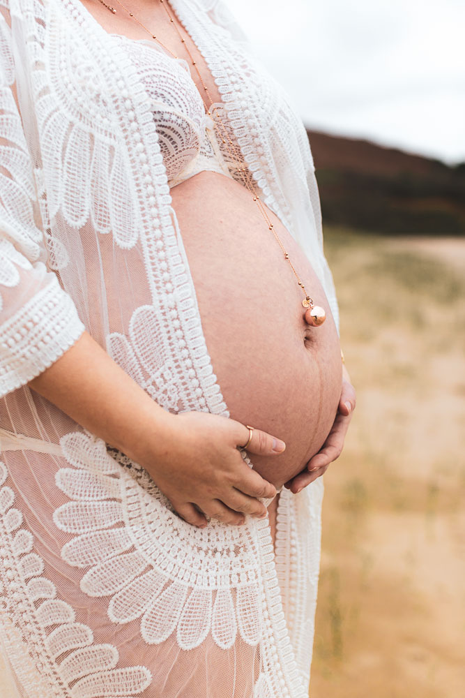 ventre femme enceinte bola et dentelle plage délicat
