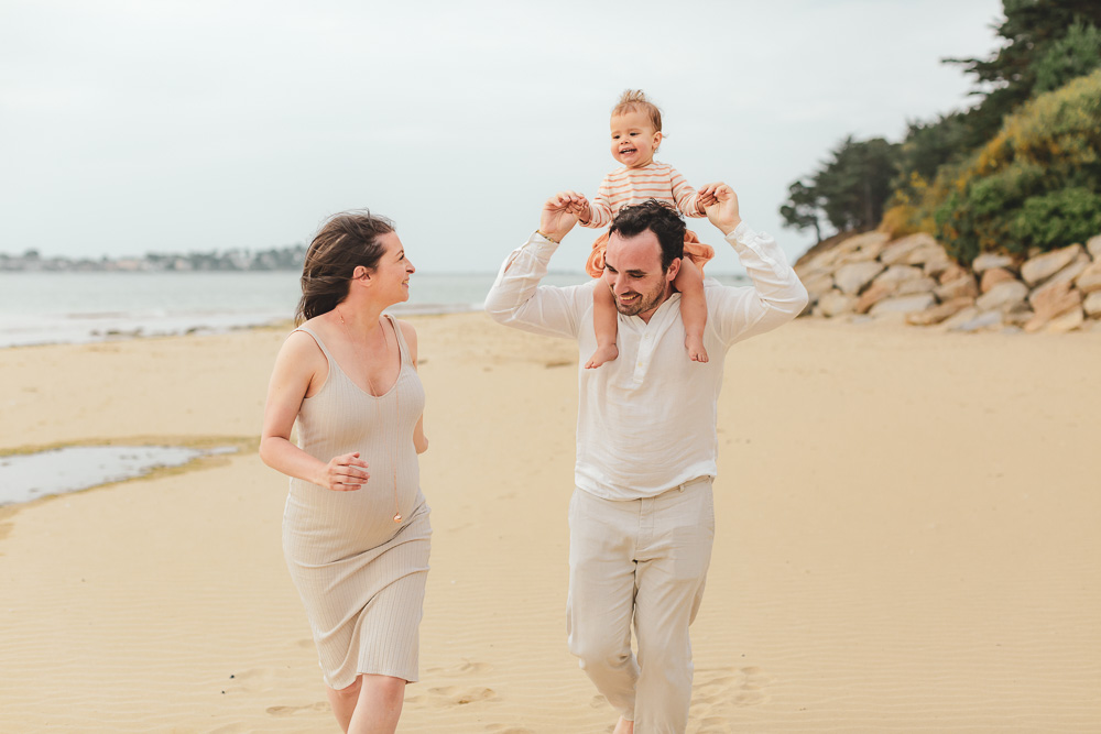 moment tendre en famille a la plage, en attendant la naissance