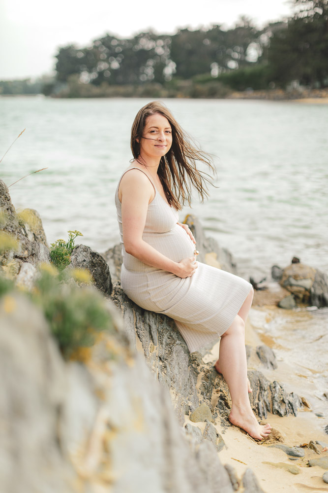 femme enceinte dans les rochers regard paisible et décontracté doux plage