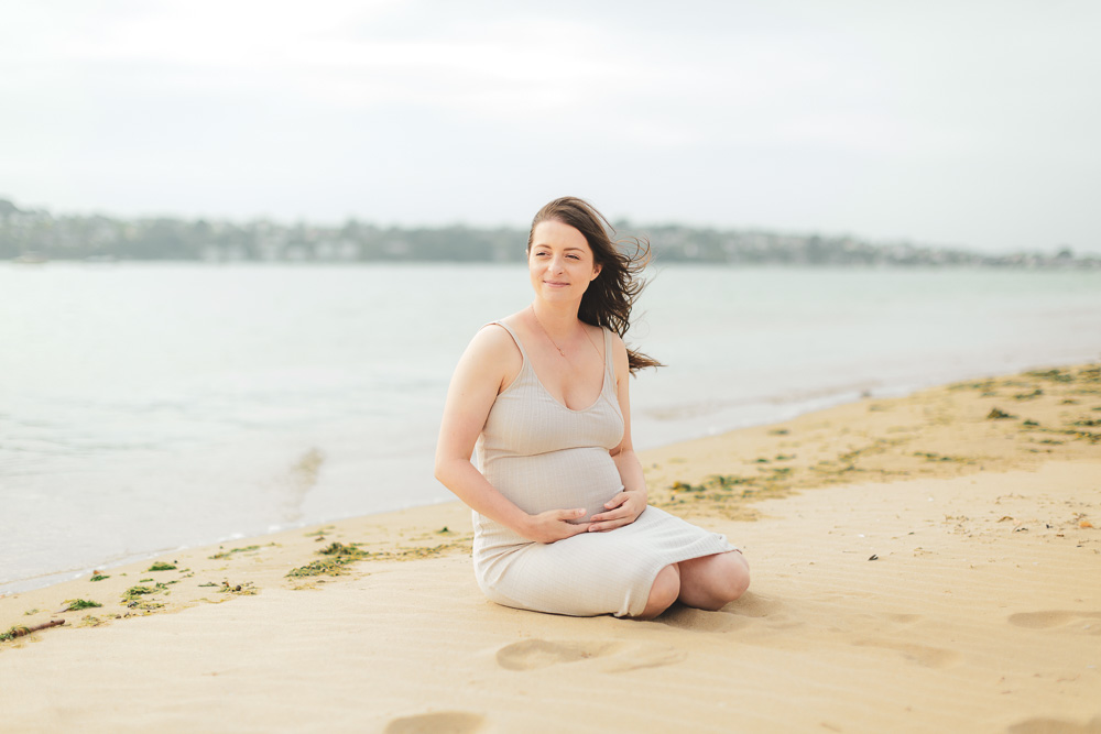 photographie femme enceinte plage cheveux au vent, naturelle lifestyle