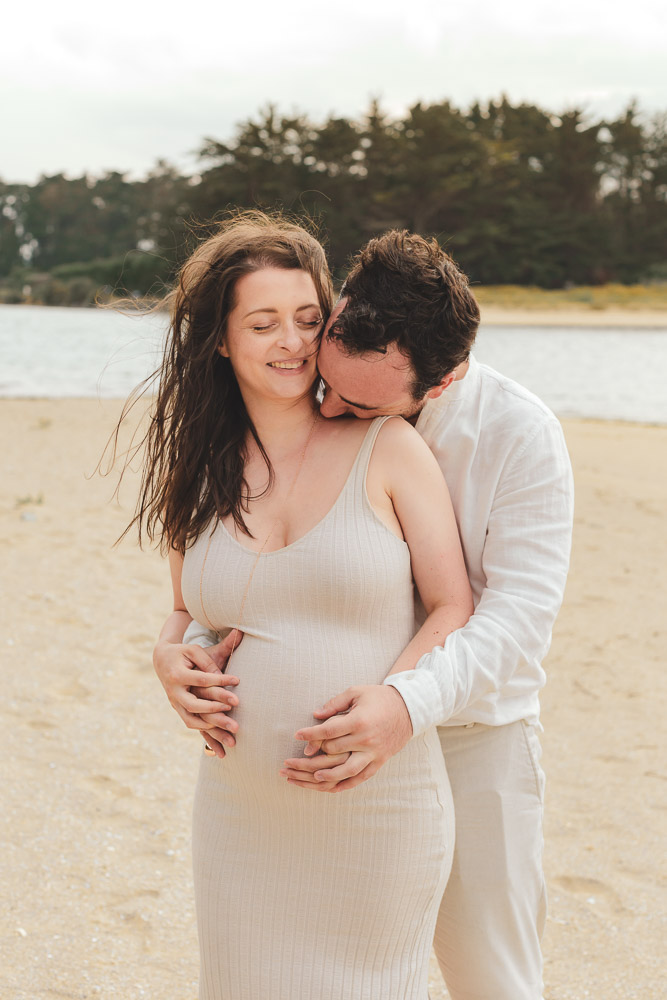 photo de couple tendre et complice grossesse plage