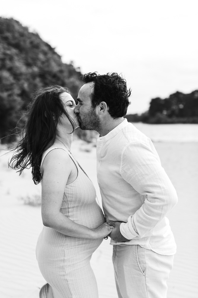 couple qui s'embrasse tendrement a la plage romantique