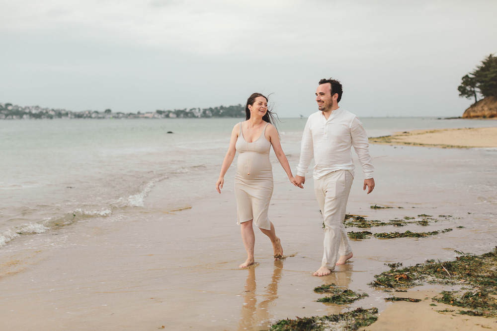 couple qui marche joyeusement a la plage moment complice
