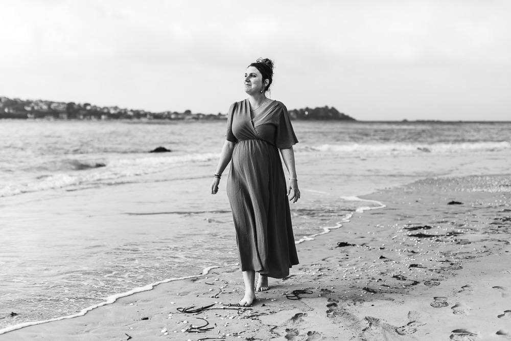 femme enceinte marche sur la plage