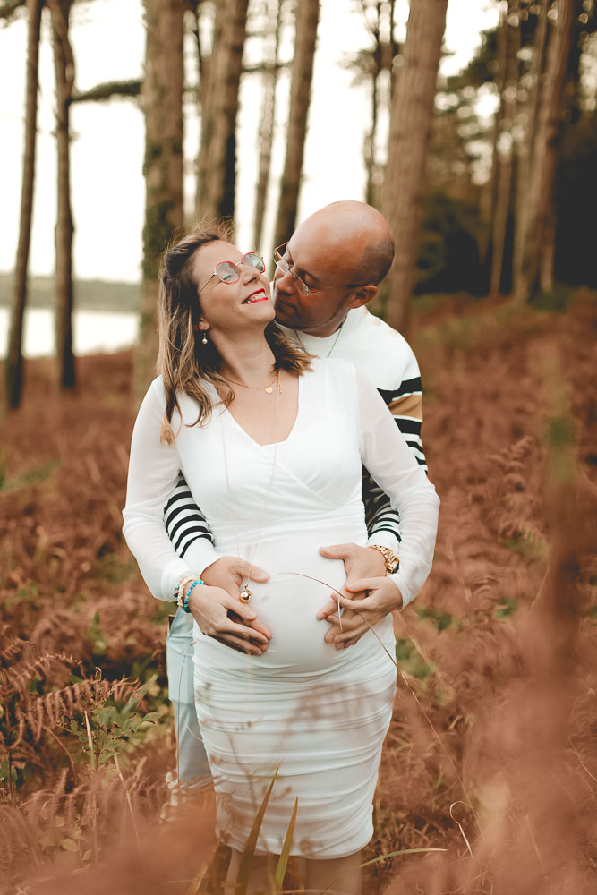 couple joyeux enlacé dans les fougeres a l'automne