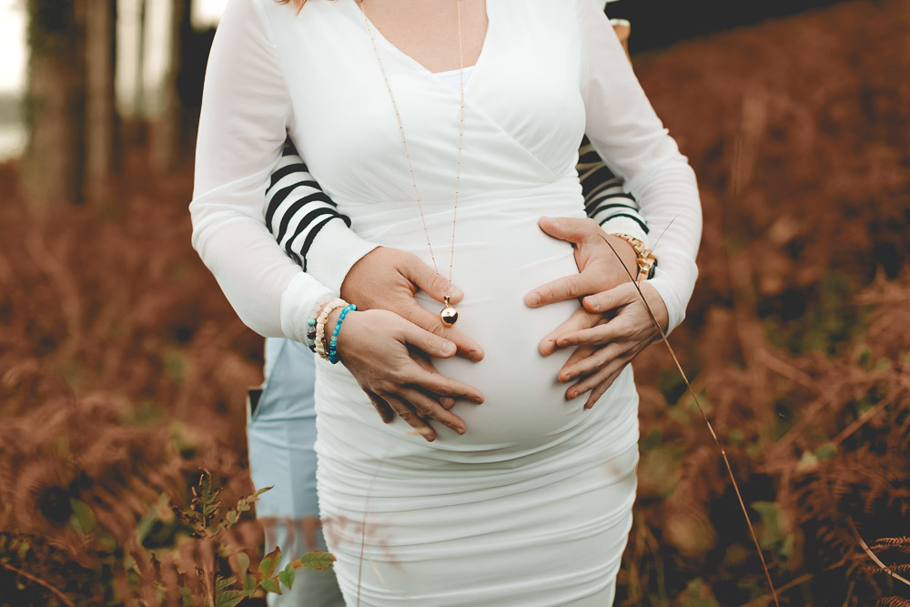 photo de ventre de grosses dans les fougeres automne couleur chaude
