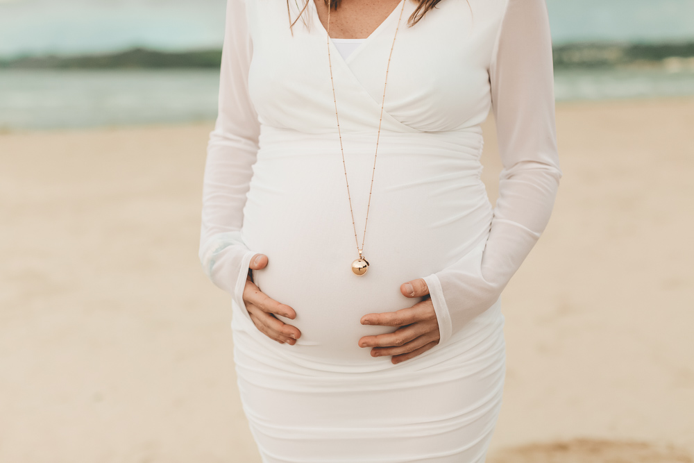 ventre bien rond de femme enceinte plage bijoux de grossesse