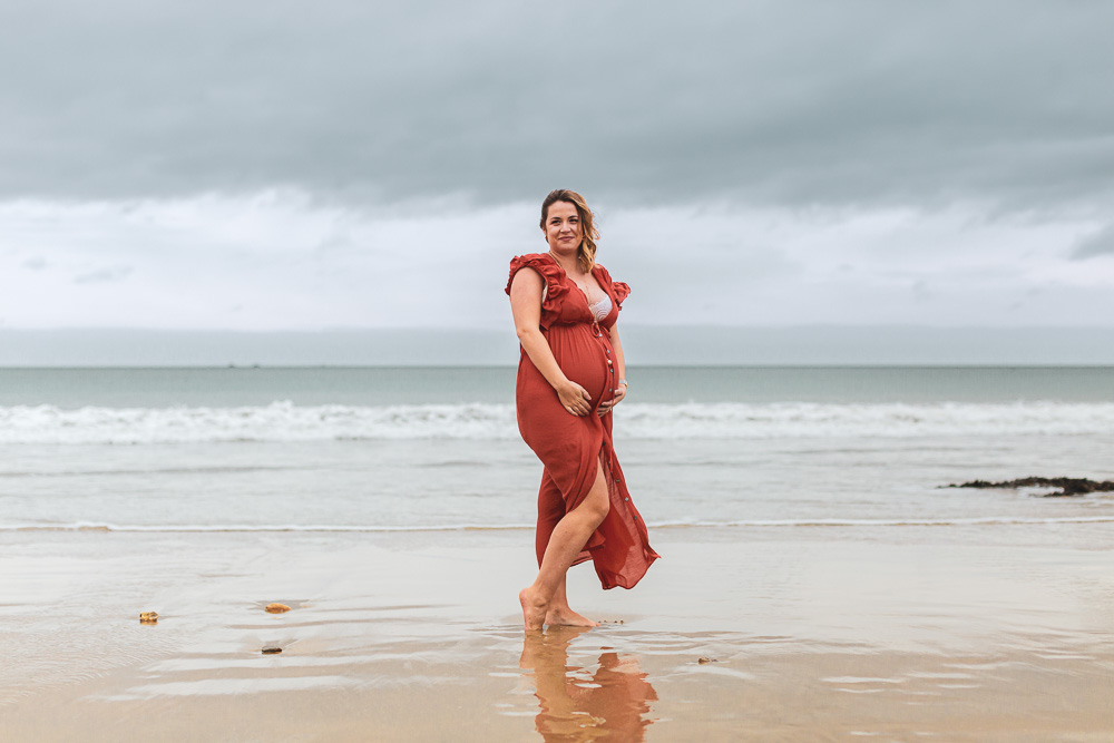 photographie femme enceinte élégante robe terra cotta sur la plage nuageux locquirec en bretagne