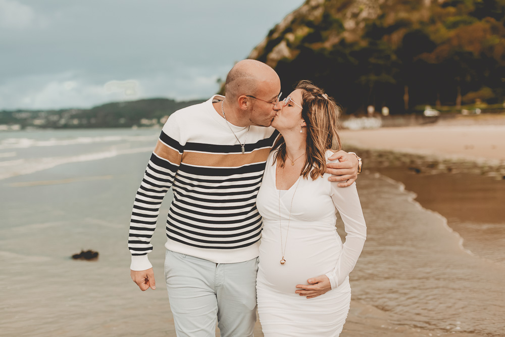 couple qui s'embrasse a la plage couleurs chaude