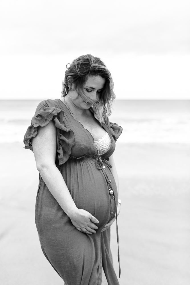 femme enceinte au bord de l'eau délicat et doux