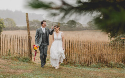 Pluie prévue pour la journée de mariage ? Le guide de survie des mariés qui veulent profiter !